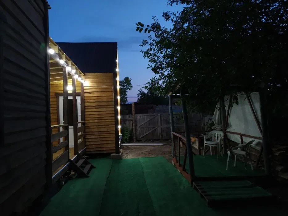 Вечерний вид на дом и территория вокруг него