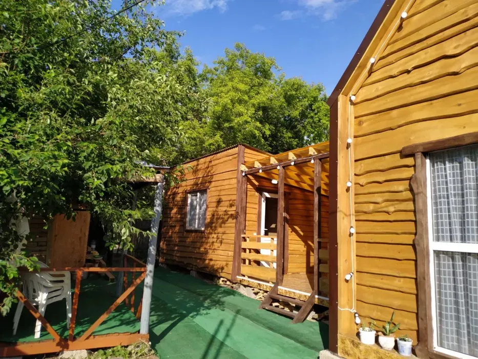 Общий вид на дом с отделкой и территории вокруг