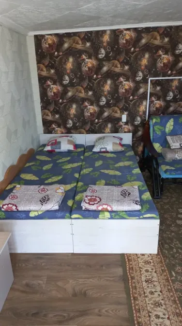 Екі төсек және ыңғайлы жиһазбен жабдықталған ұйықтайтын бөлме