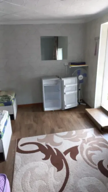 Ақ шкафтар мен айнасы бар интерьер