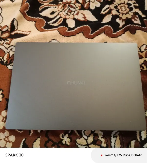 Жабық ноутбук, қақпағында CHUWI логотипімен.