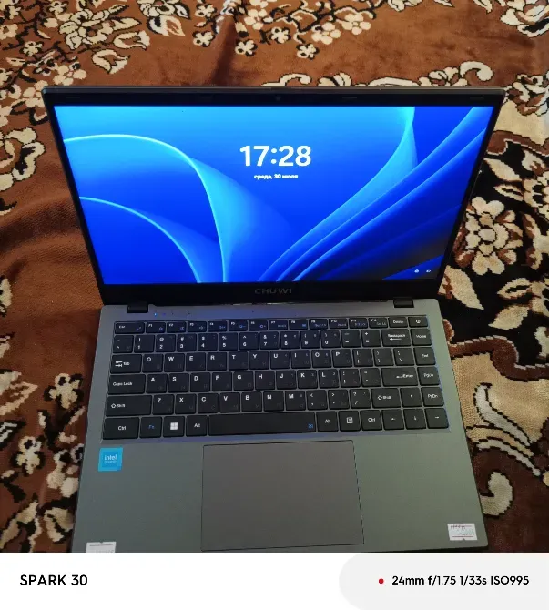 Уақыт көрсетіп тұрған ноутбук