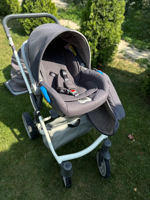 Коляска с установленным сидением для ребенка