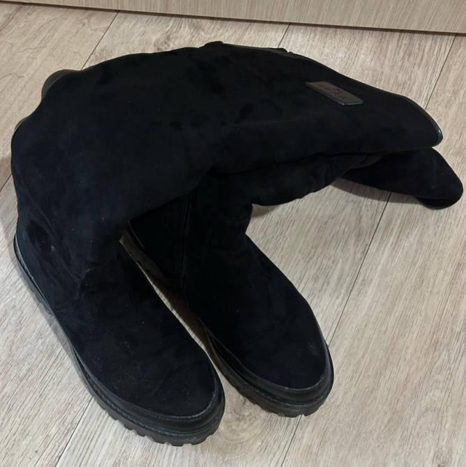 Чёрные высокие сапоги из замши с рифлёной подошвой