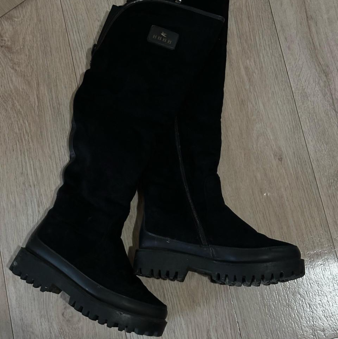 Чёрные сапоги до колена с вертикальной молнией и текстурированной подошвой