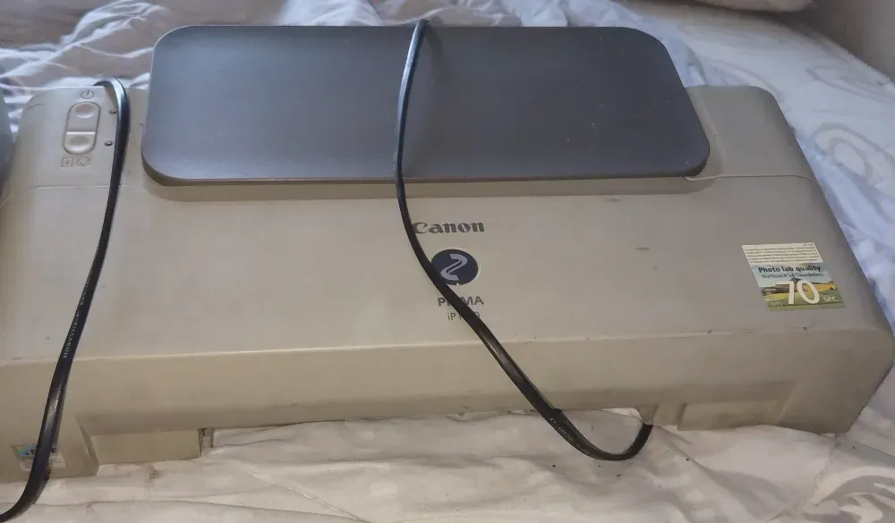 Canon принтері қуат сымымен қосылған