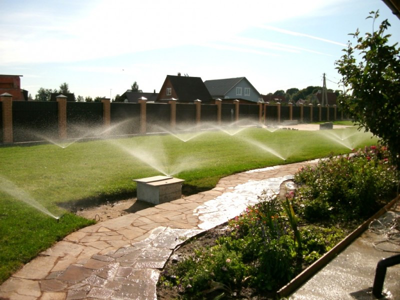 Жеке үйдің алдыдағы алаңда суару жүйесі