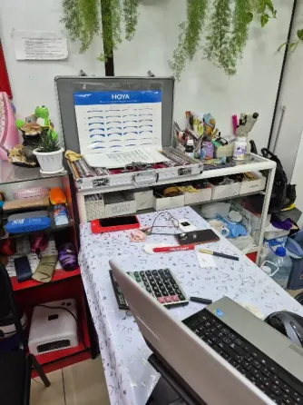 Интерьер оптики с витринами и растениями