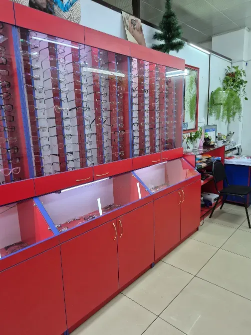 Витрина с оправами для очков красного цвета