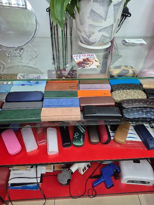 Коллекция чехлов для очков на столе