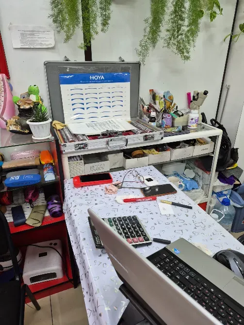 Рабочее место с оборудованием и материалами для очков