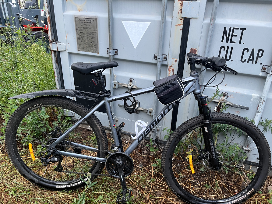 Велосипед на фоне контейнера, снятый с различных ракурсов