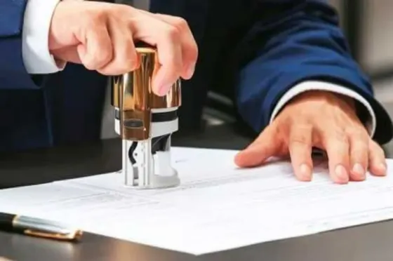 Информация на стенде с объявлениями в здании нотариуса