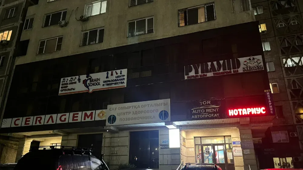 Кешкі уақытта нотариус жарнамасымен күрделі ғимараттың фасады