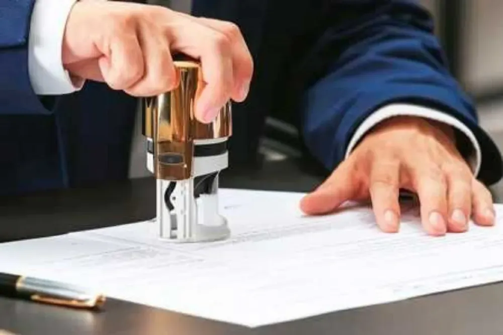 Нотариус құжаттарға мөр басуда