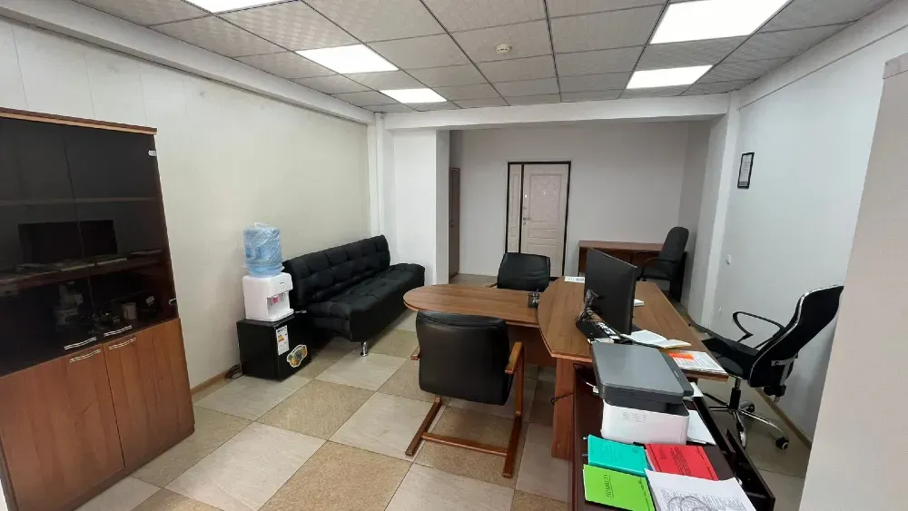 Нотариус кеңсесі, дивандар мен үстелдермен