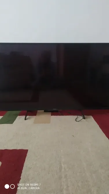 Телевизор Sony Bravia, вид спереди, включен, без изображения на экране