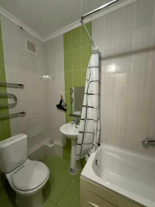 Ванная комната с ванной, унитазом и раковиной