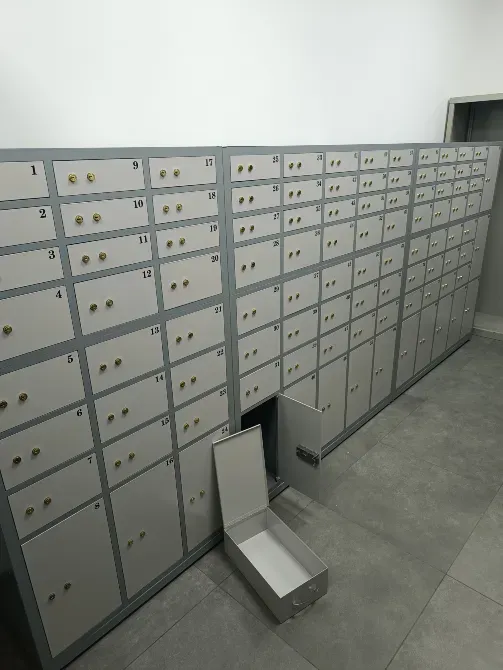 Көптеген бөліктері мен ашық жәшігі бар пошталық шкафтың толық көрінісі