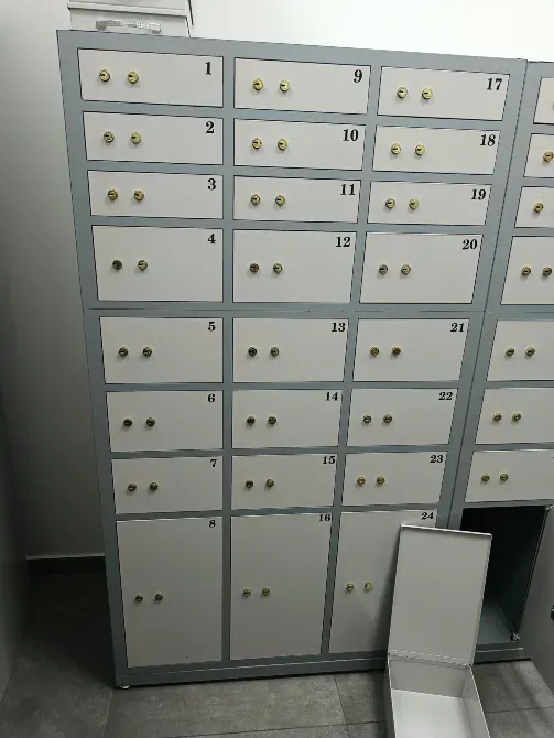 Пошталық шкафтар нөмірлері мен есіктерімен
