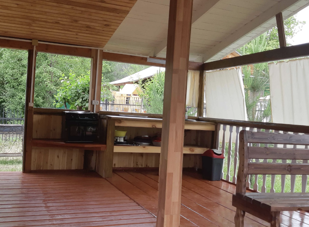 Веранда с кухонной зоной и местом для отдыха на свежем воздухе