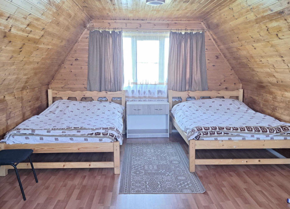 Интерьер мансардной спальни с двумя кроватями