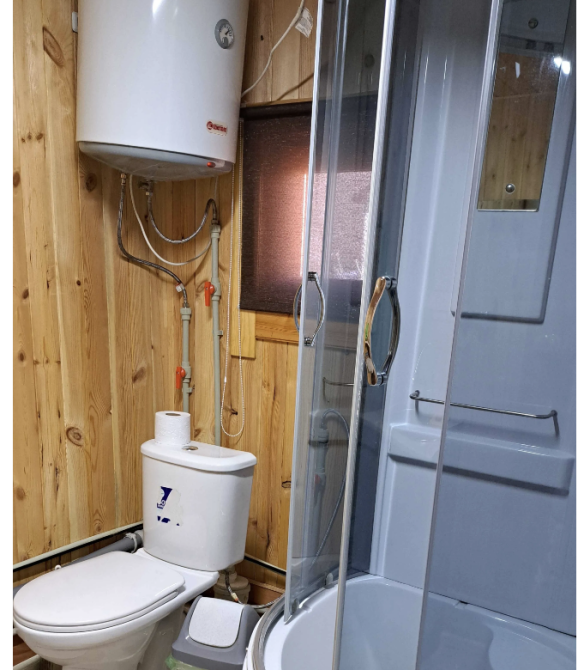 Современная ванная с душем и туалетом