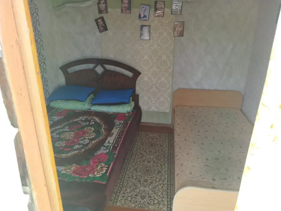 Комната с двумя кроватями и постельным бельем, украшенная фотографиями