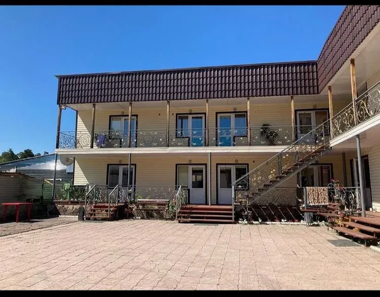 Екі қабатты және баспалдақты ғимараттың сыртқы көрінісі