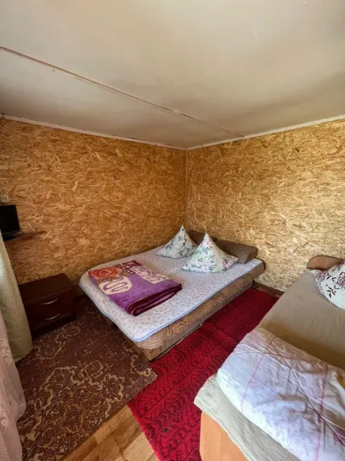 Комната с двумя кроватями и телевизором