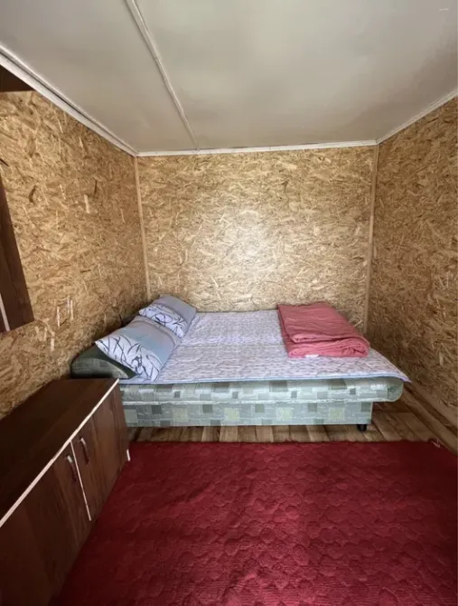 Комната с одной кроватью и красным ковром