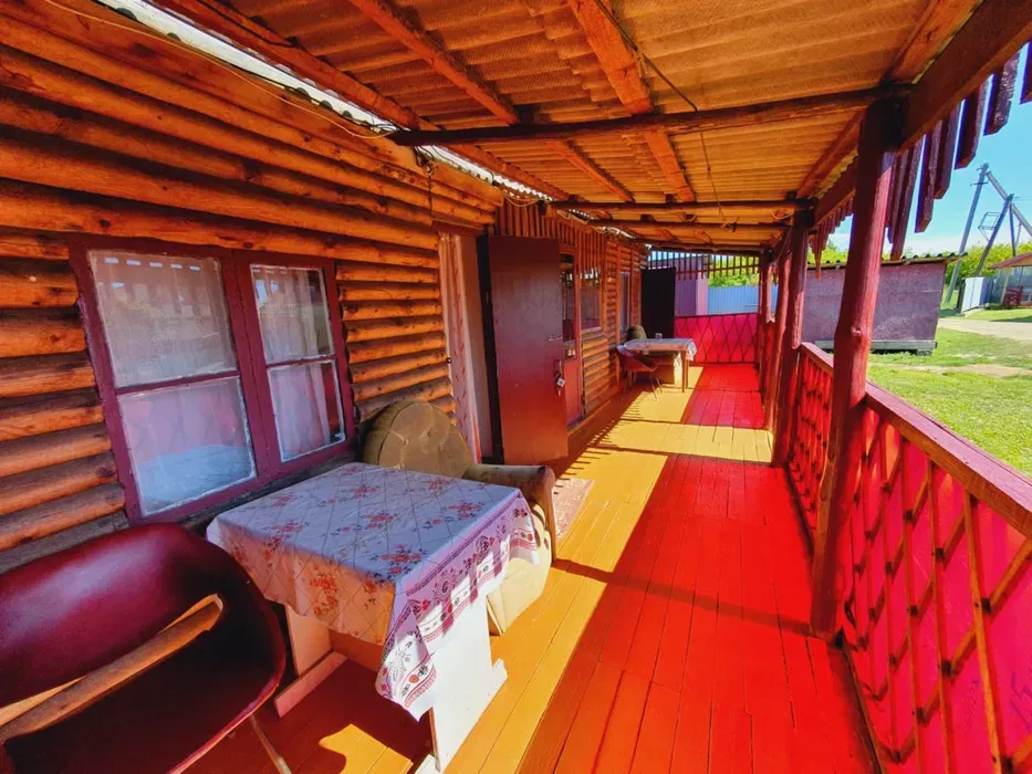 Веранда с столами и стульями