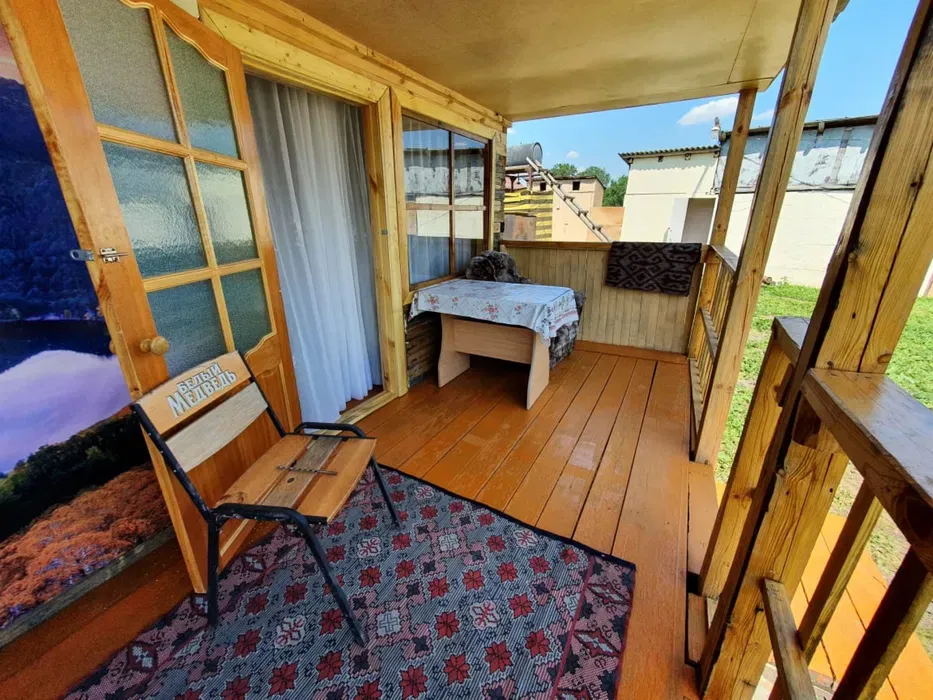 Веранда с видом на двор и столом