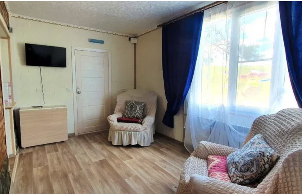 Уютная комната с диваном и большим окном