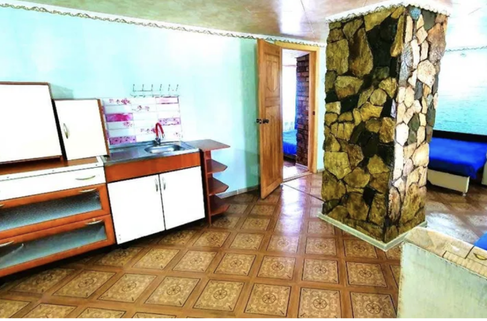 Кухня с обеденным столом и окнами на природу