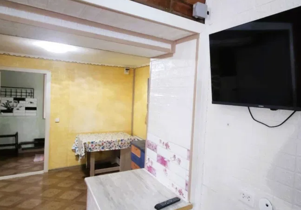 Столовая с телевизором и желтыми стенами