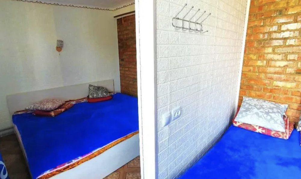 Спальня с двумя кроватями и белыми стенами