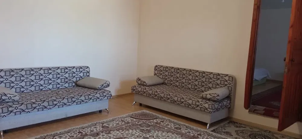 Гостиная с диванами и зеркалом