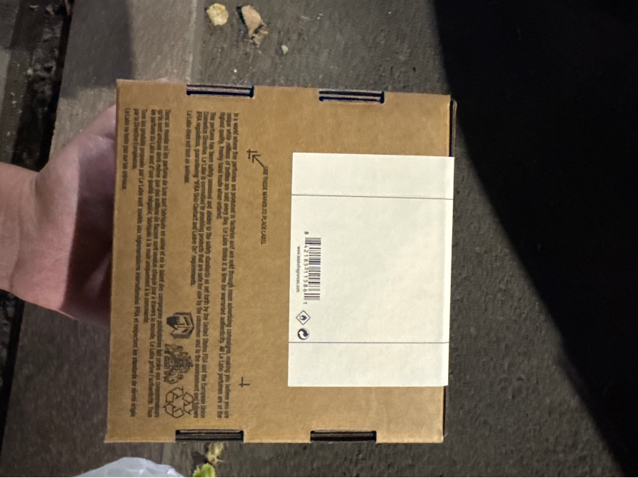 Парфюмның қорабындағы артқы жағы