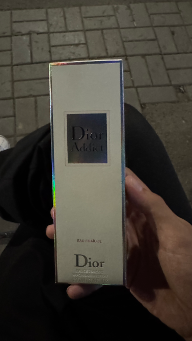 Dior Addict парфюмының жарқырауы бар упаковкасы