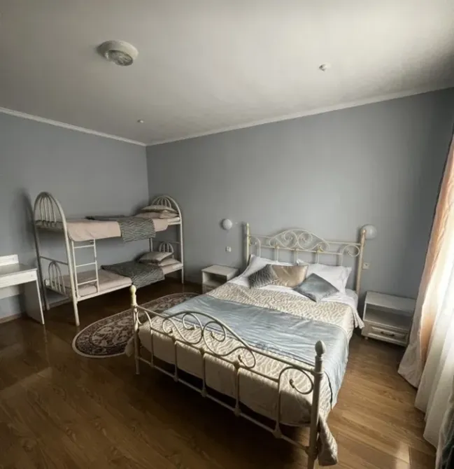 Спальня с двуспальной и двухъярусной кроватями