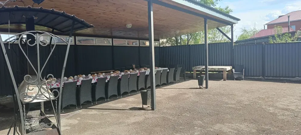 Просторное открытое пространство для отдыха и мероприятий