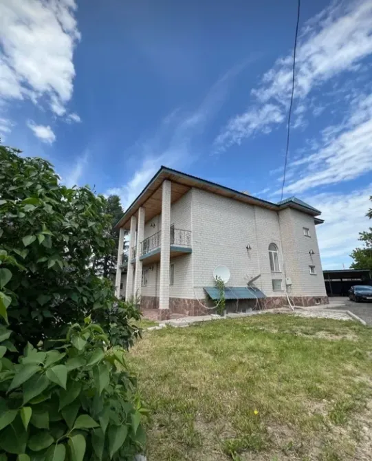 Дом с балконом и голубым небом на фоне