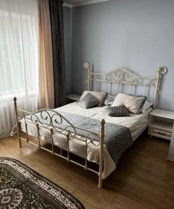 Спальня с кроватью и освещением