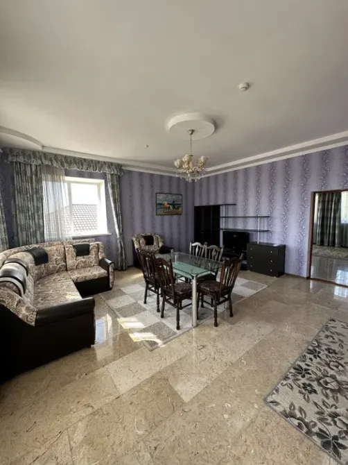 Гостиная с диваном, столом и телевизором