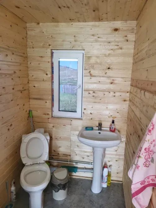Ванная комната с туалетом и раковиной в деревенском стиле