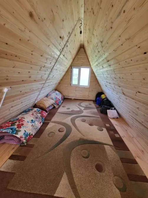 Чердак с ковровым покрытием и местом для сна