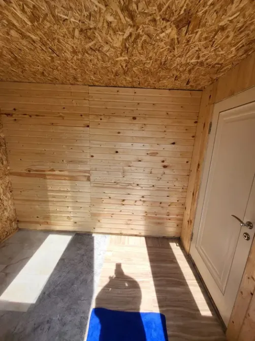 Помещение с дверью и солнечным светом, падающим на пол