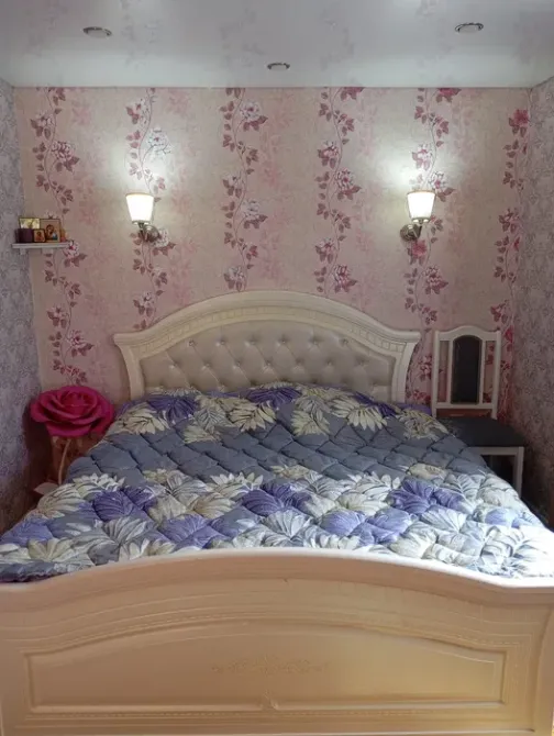 Кереуеті және сәндік элементтері бар жатын бөлме