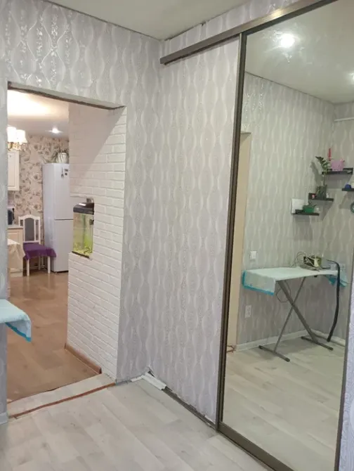 Айна және үтіктеу тақтасы бар коридор